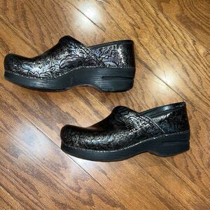 Dansko Floral Metallic Silver Patent Leather Clog Womens Size 38 EUC 7.5-8 Nurse